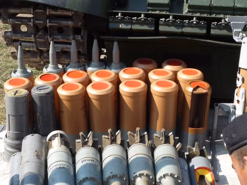 Thậm chí cả các loại đạn và liều phóng cũng được đặt ra phía bên ngoài cho khách thăm quan tiếp cận. Giống với các xe tăng của Liên Xô, hầu hết mọi xe tăng chủ lực của Ukraine đều được trang bị hệ thống lái tự động. Nguồn ảnh: Livejour.