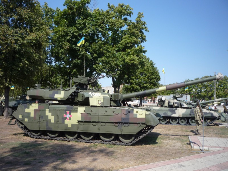 Đặc biệt, trong triển lãm này có sự xuất hiện của loại xe tăng chủ lực T-84 Oplot - loại xe tăng được coi là hiện đại hơn nhiều so với các phiên bản T-72 và thậm chí gần tiệm cận với thế hệ xe tăng T-90 đời đầu. Nguồn ảnh: Livejour.