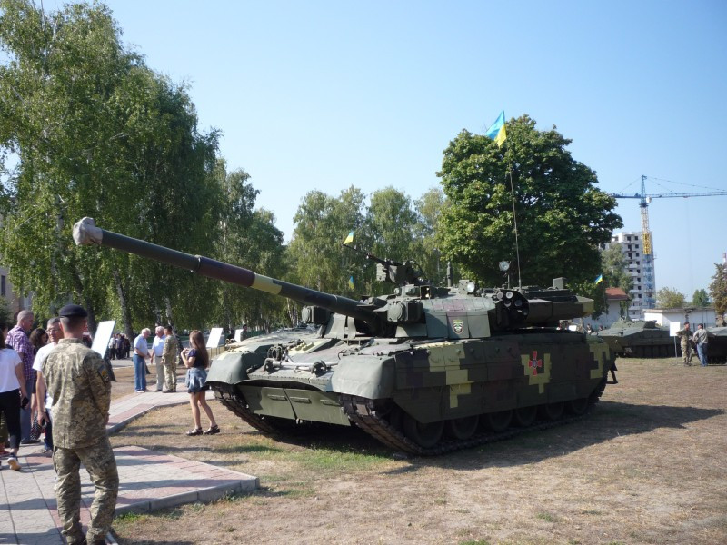 Mẫu xe tăng chủ lực chiến trường T-84 Oplot cực kỳ nổi tiếng của Ukraine thu hút được nhiều sự quan tâm trong "Ngày Xe Tăng" đang diễn ra ở Kharkov. Nguồn ảnh: Livejour.