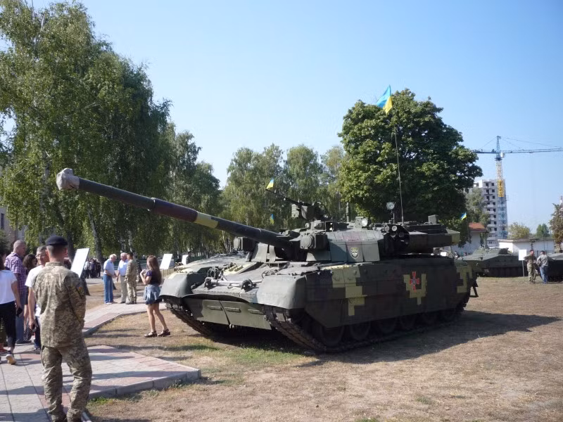 Mẫu xe tăng chủ lực chiến trường T-84 Oplot cực kỳ nổi tiếng của Ukraine thu hút được nhiều sự quan tâm trong "Ngày Xe Tăng" đang diễn ra ở Kharkov. Nguồn ảnh: Livejour.