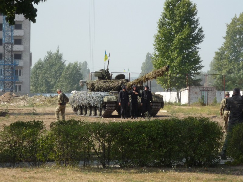 Do các loại xe tăng của Ukraine đều sử dụng hệ thống nạp đạn tự động nên kíp chiến đấu trên những xe tăng này chỉ còn ba người thay vì bốn người như trên những xe tăng chủ lực của nhiều nước NATO khác. Nguồn ảnh: Livejour.