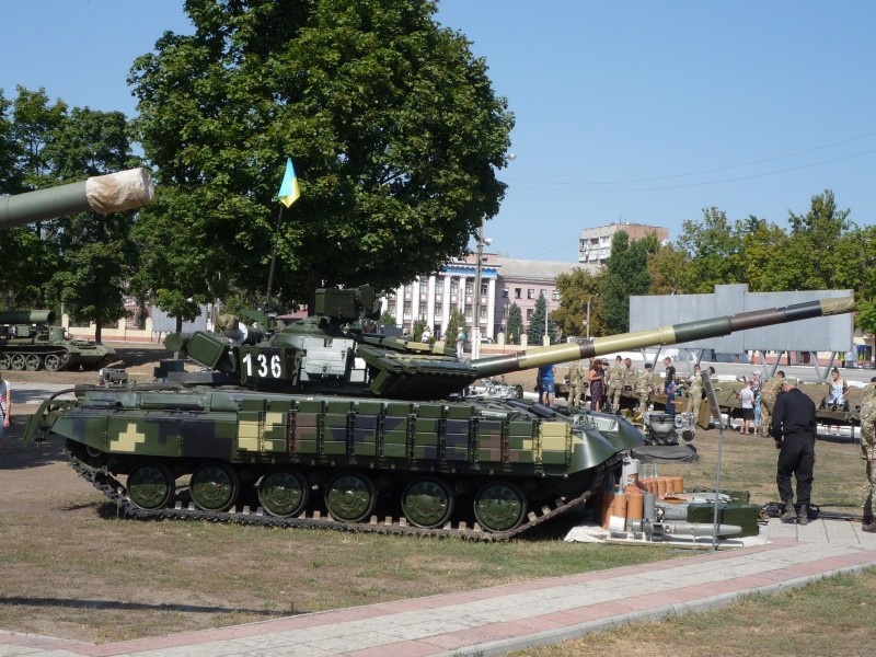 Triển lãm mở cửa cho người dân có thể tiếp cận "sờ tận tay day tận mắt" những công trình thiết giáp đồ sộ đầy chất xám do những kỹ sư, nhà khoa học Ukraine thiết kế ra. Nguồn ảnh: Livejour.