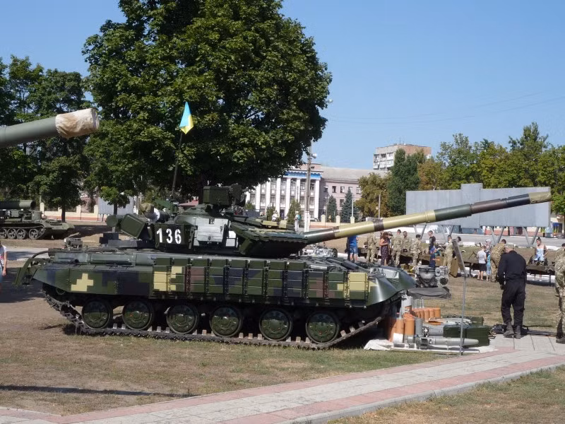 Triển lãm mở cửa cho người dân có thể tiếp cận "sờ tận tay day tận mắt" những công trình thiết giáp đồ sộ đầy chất xám do những kỹ sư, nhà khoa học Ukraine thiết kế ra. Nguồn ảnh: Livejour.