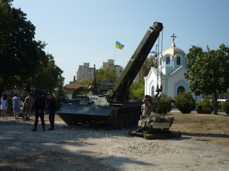 Để hỗ trợ tốt cho lực lượng xe tăng, các loại xe hỗ trợ được xây dựng trên khung gầm của xe tăng chủ lực cũng được Ukraine tập trung nghiên cứu và phát triển. Ảnh: Xe cứu hộ xe tăng sử dụng cần cẩu để cẩu khối động cơ xe tăng ra ngoài. Trong quá trình tác chiến, việc thay động cơ cho xe tăng chủ lực chỉ tốn vài chục phút. Nguồn ảnh: Livejour.