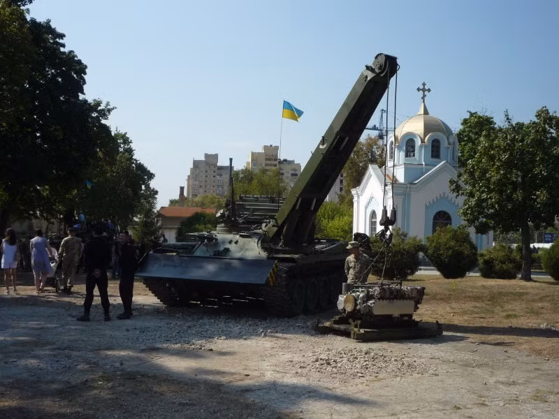 Để hỗ trợ tốt cho lực lượng xe tăng, các loại xe hỗ trợ được xây dựng trên khung gầm của xe tăng chủ lực cũng được Ukraine tập trung nghiên cứu và phát triển. Ảnh: Xe cứu hộ xe tăng sử dụng cần cẩu để cẩu khối động cơ xe tăng ra ngoài. Trong quá trình tác chiến, việc thay động cơ cho xe tăng chủ lực chỉ tốn vài chục phút. Nguồn ảnh: Livejour.