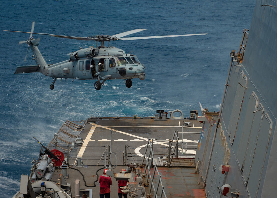 Truyền thông quốc tế nhấn mạnh, đây là một đòn nắn gân mà Mỹ dành cho Iran khi khu trục hạm này từ Beirut hoàn toàn có thể triển khai tên lửa hành trình bay "vọt qua đầu" Syria và Iraq để tấn công vào phía Bắc Iran. Nguồn ảnh: Usmil.