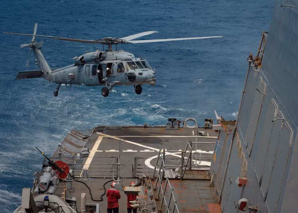 Truyền thông quốc tế nhấn mạnh, đây là một đòn nắn gân mà Mỹ dành cho Iran khi khu trục hạm này từ Beirut hoàn toàn có thể triển khai tên lửa hành trình bay "vọt qua đầu" Syria và Iraq để tấn công vào phía Bắc Iran. Nguồn ảnh: Usmil.