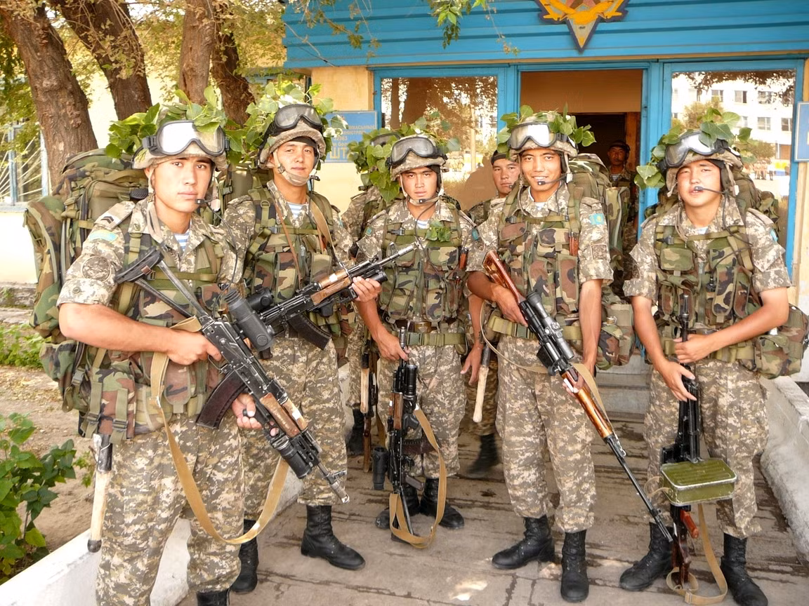 Việc "kẹp nòng" khẩu súng phóng lựu cùng với khẩu súng trường tấn công Kalashnikova cũng không làm tăng trọng lượng của khẩu súng lên quá nhiều, tối đa các loại súng phóng lựu "kẹp nòng" này chỉ có trọng lượng khoảng 1,5 kg. Nguồn ảnh: QQ.