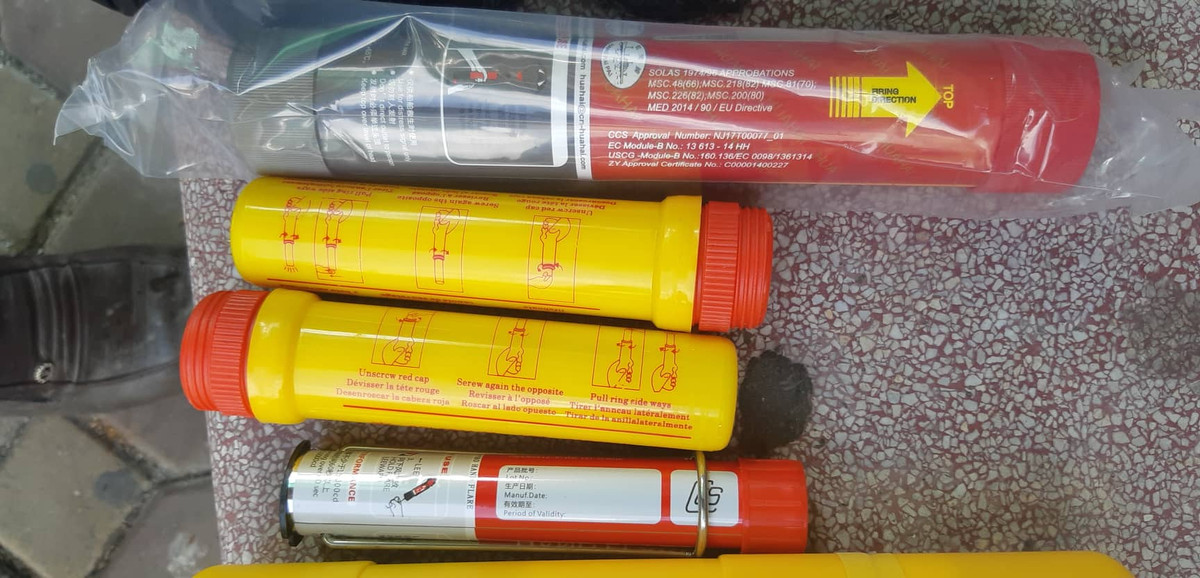 Dựa vào những đoạn video ghi lại cảnh quả pháo được phóng từ khán đài B sang khán đài A sân Hàng Đẫy cùng với những hình ảnh từ trước khi trận đấu diễn ra, có thể xác định loại pháo gây ra vết thương lớn kèm tình trạng nhiễm độc chất hóa học cho nữ khán giả không phải là pháo sáng cổ vũ thông thường. Ảnh: PVHN