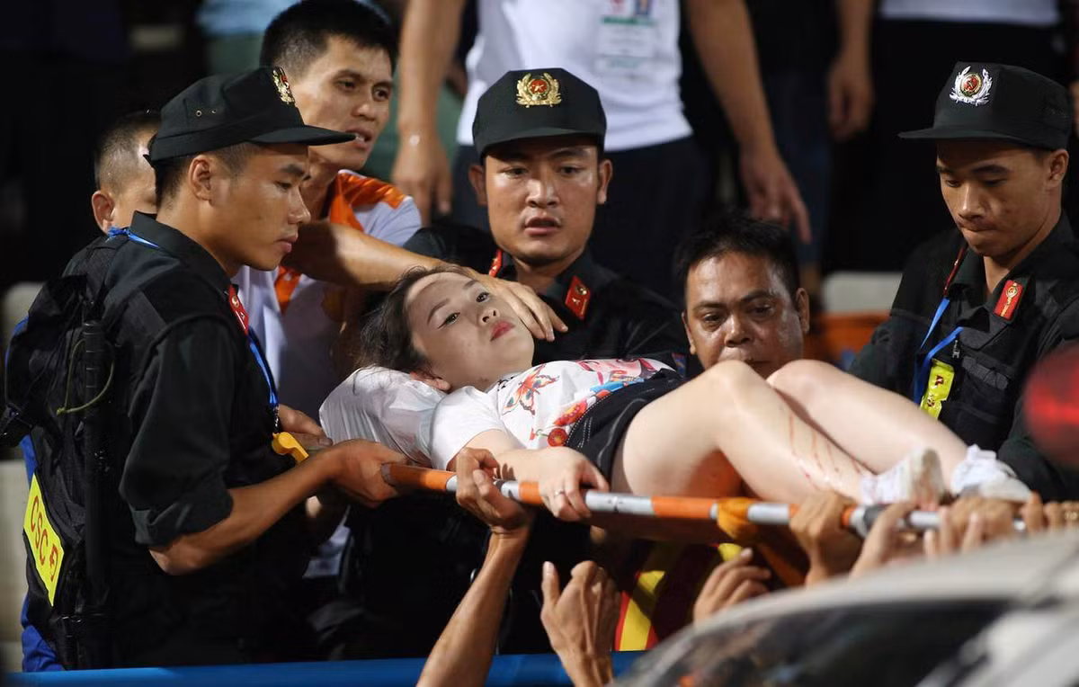 Trong trận đấu bù vòng 22 V.League 2019, Hà Nội FC đè bẹp Nam Định bằng tỷ số 6-1. Tuy nhiên, đó lại là một cơn ác mộng trên sân Hàng Đẫy. Cổ động viên đội khách đã gây rối bằng cách bắn pháo sáng khiến một nữ khán giả nhập viện cấp cứu. Vụ việc ngay lập tức tạo ra tranh cãi về loại pháo mà phía CĐV Nam Định đã bắn đi gây ra sát thương với người ở khán đài đối diện.