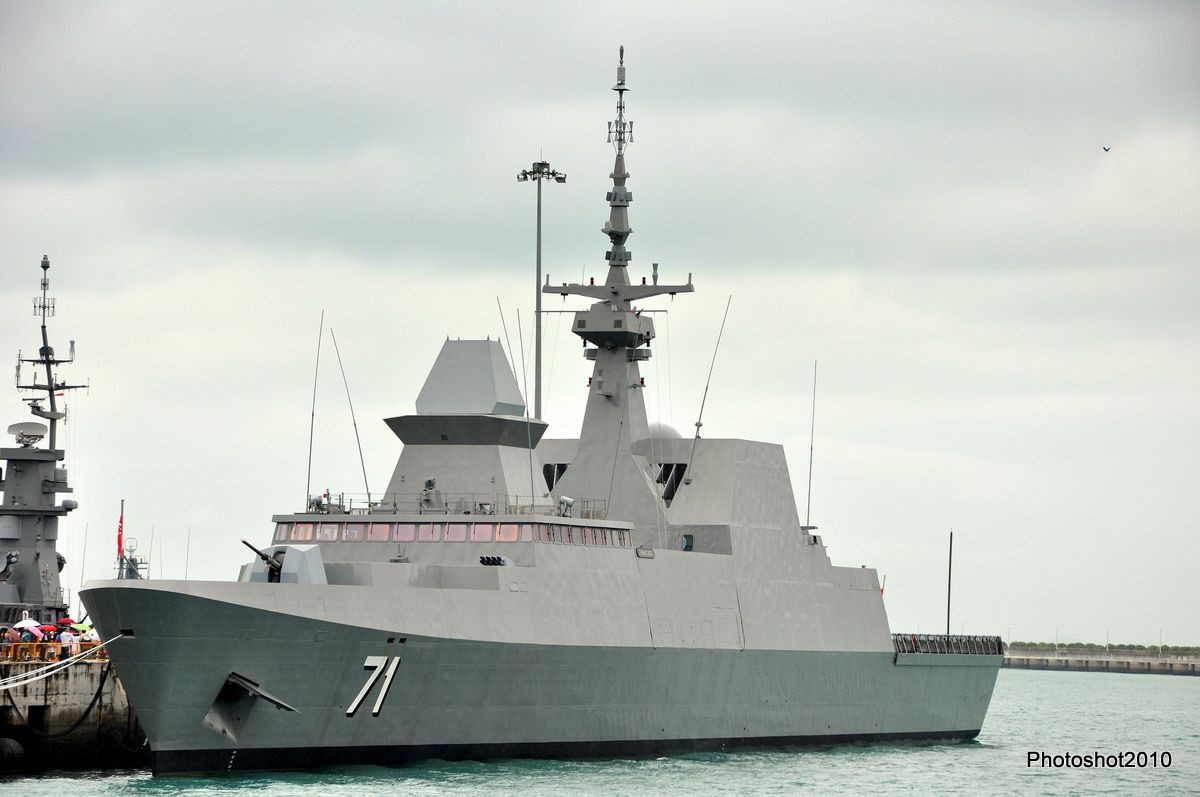 RSS Tenacious có độ giãn nước lên tới 3200 tấn, chiều dài của tàu 114,8 mét, lườn rộng 16,3 mét cùng với mớm nước 6 mét. Tàu được trang bị bốn động cơ diesel cùng với hệ thống dẫn động 4 trục cho phép nó di chuyển được với tốc độ tối đa 27 hải lý giờ tương đương 50 km/h. Nguồn ảnh: Photoshot.