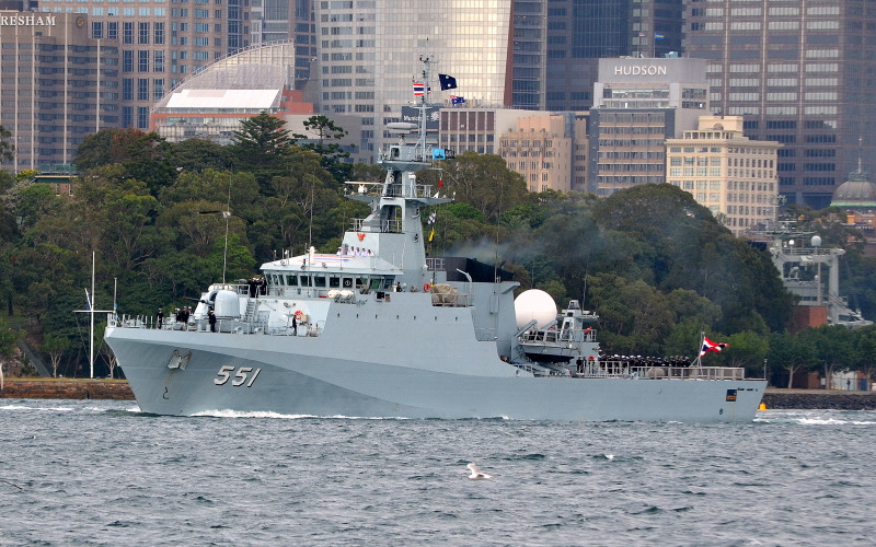 Tàu tuần tra ven bờ HTMS Krabi của Thái Lan có trang bị hoả lực bao gồm một khẩu hải pháo 76mm cùng với 2 khẩu pháo 30mm. Mặc dù hoả lực được trang bị khá kém, tuy nhiên HTMS Krabi lại có thiết kế đặc biệt với một sân đỗ trực thăng ở phía sau cho phép nó mang theo một trực thăng để tăng cường khả năng phát hiện mục tiêu và tác chiến trên biển. Nguồn ảnh: Forces.