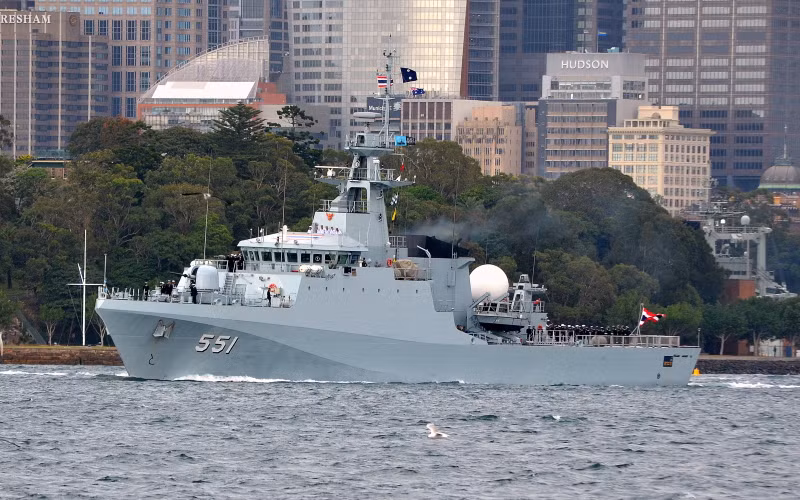 Tàu tuần tra ven bờ HTMS Krabi của Thái Lan có trang bị hoả lực bao gồm một khẩu hải pháo 76mm cùng với 2 khẩu pháo 30mm. Mặc dù hoả lực được trang bị khá kém, tuy nhiên HTMS Krabi lại có thiết kế đặc biệt với một sân đỗ trực thăng ở phía sau cho phép nó mang theo một trực thăng để tăng cường khả năng phát hiện mục tiêu và tác chiến trên biển. Nguồn ảnh: Forces.