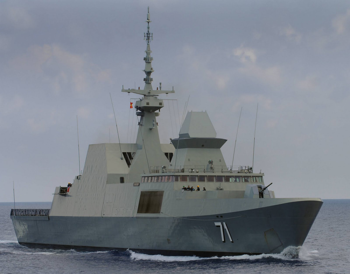 Tiếp theo phải kể đến lực lượng Hải quân Singapore - quốc gia nhỏ bé nhất Đông Nam Á này cũng không hề chịu kém cạnh các nước láng giềng khi cử hẳn một khinh hạm mang tên RSS Tenacious thuộc lớp Formidable tham gia cuộc tập trận chung này. Nguồn ảnh: Naval.