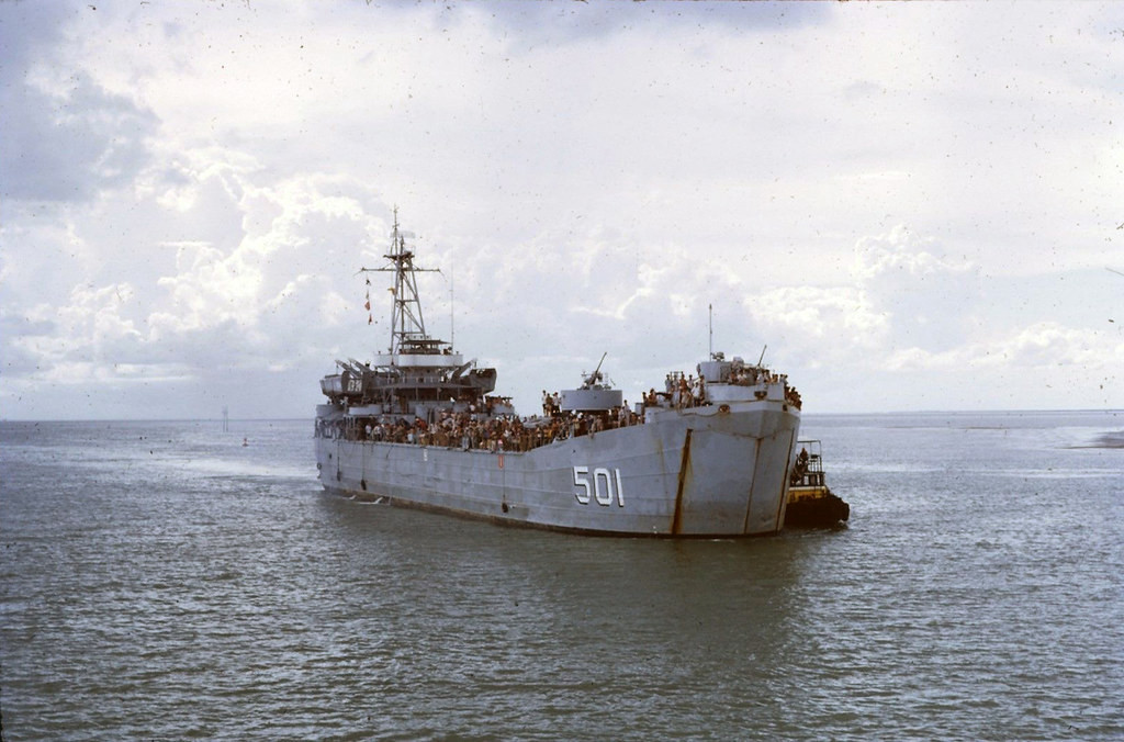 Thậm chí, lực lượng Hải quân Việt Nam còn mạnh dạn, sáng tạo hiện đại hóa các tàu đổ bộ há mồm lớn nhất trong biên chế này, không những kéo dài thời gian hoạt động thêm ít nhất 12 năm nữa mà còn khiến các tàu của ta hiện đại hơn cả phiên bản gốc ban đầu. Nguồn ảnh: TL.