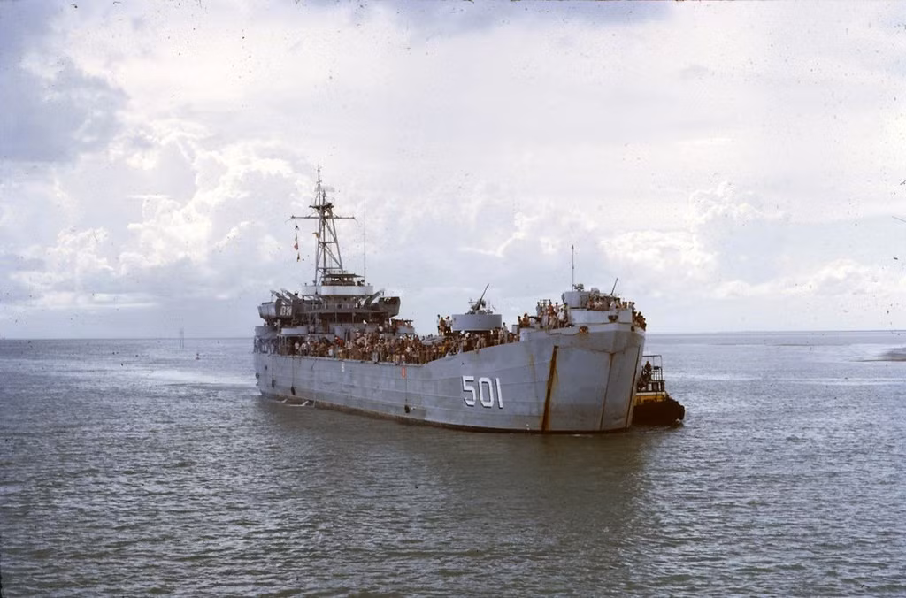 Thậm chí, lực lượng Hải quân Việt Nam còn mạnh dạn, sáng tạo hiện đại hóa các tàu đổ bộ há mồm lớn nhất trong biên chế này, không những kéo dài thời gian hoạt động thêm ít nhất 12 năm nữa mà còn khiến các tàu của ta hiện đại hơn cả phiên bản gốc ban đầu. Nguồn ảnh: TL.