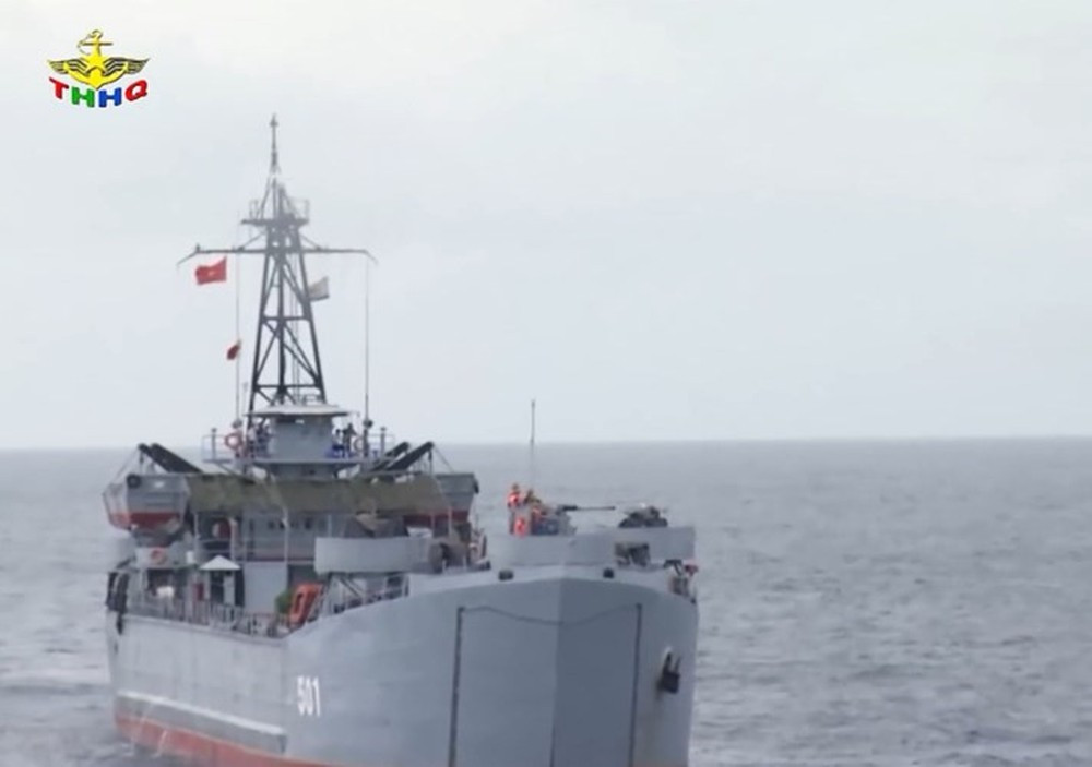 Giống như mọi tàu đổ bộ lớp LST-542 khác, tàu 501 và 502 trong biên chế của Hải quân Việt Nam cũng có chiều dài 100 mét, rộng 15 mét với độ giãn nước tối đa 4080 tấn, chở được tối đa 1900 tấn hàng hóa. Nguồn ảnh: THHQ.