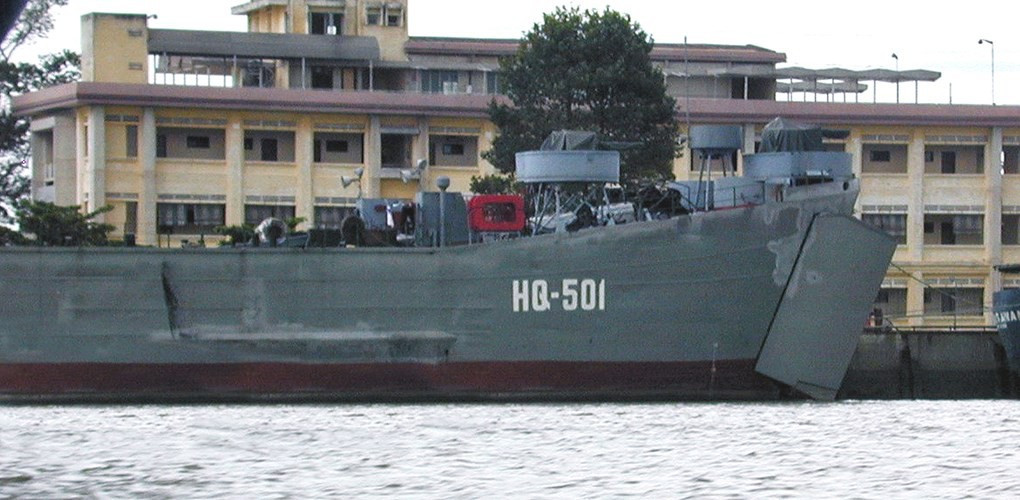 Tuy nhiên chúng ta cũng hoàn toàn có thể nhập khẩu những loại tàu đổ bộ cỡ lớn từ nước ngoài theo diện "vũ khí phi sát thương" sau đó tự cải biên, nâng cấp vũ khí cho các tàu này khi chúng được nhập biên. Nguồn ảnh: TL.