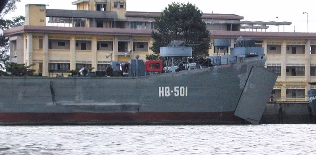 Tuy nhiên chúng ta cũng hoàn toàn có thể nhập khẩu những loại tàu đổ bộ cỡ lớn từ nước ngoài theo diện "vũ khí phi sát thương" sau đó tự cải biên, nâng cấp vũ khí cho các tàu này khi chúng được nhập biên. Nguồn ảnh: TL.