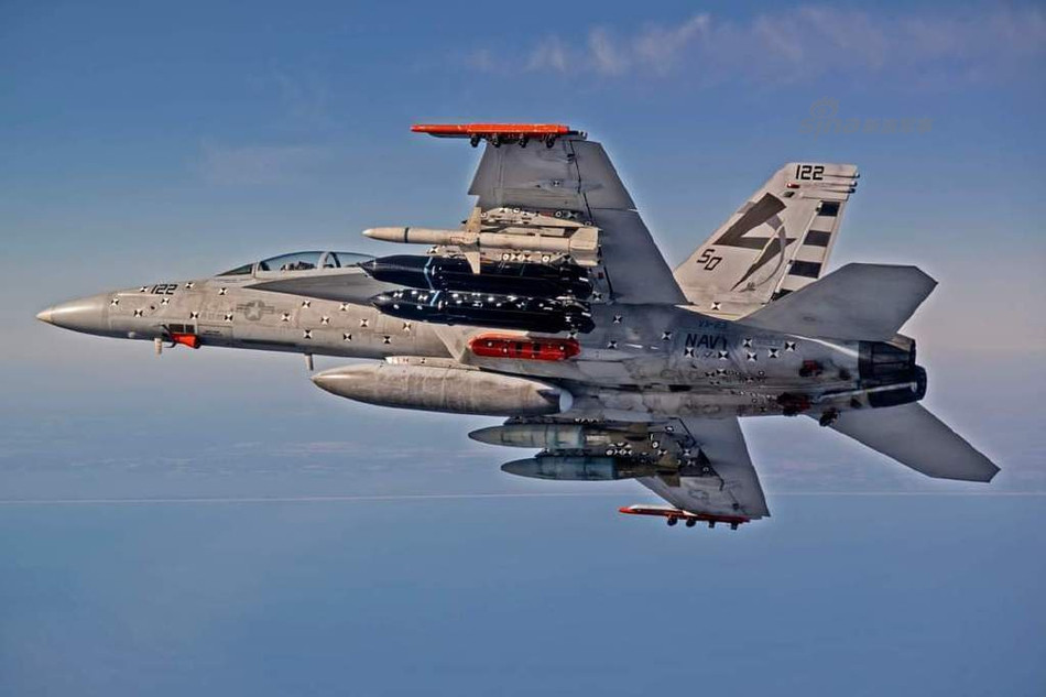 LRASM có thể được triển khai từ nhiều cơ cấu phóng khác nhau, trong đó có tới ba cơ cấu phóng trên không bao gồm từ chiến đấu cơ F/A-18 phiên bản E/F, máy bay ném bom B-1B Lancer hoặc từ tiêm kích F-35 Lightning II. Nguồn ảnh: Sina.