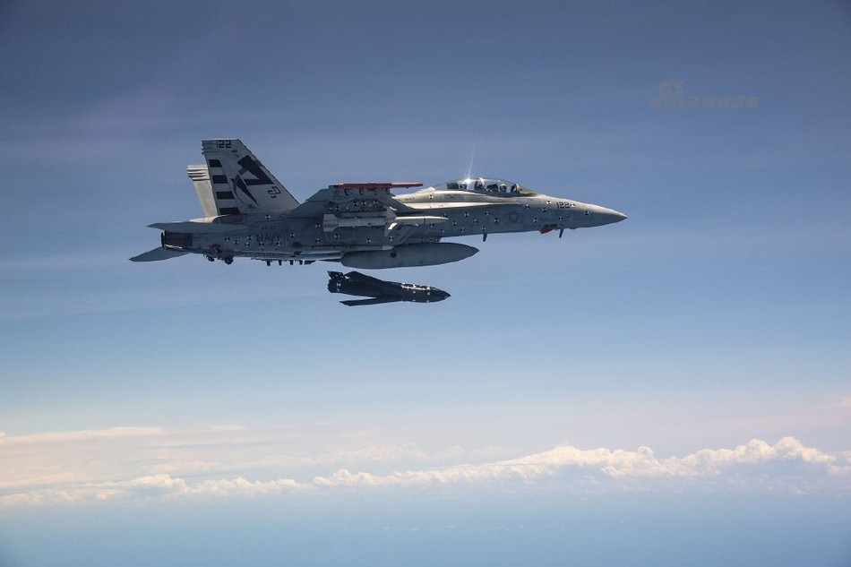 Khả năng tự động của LRASM là cực tốt, loại tên lửa này hoàn toàn có thể phóng mà không cần nhập tham số mục tiêu. Trên đường bay, LRASM sẽ sử dụng hệ thống dẫn đường hình ảnh để tự tìm kiếm mục tiêu cho mình. Nguồn ảnh: Sina.