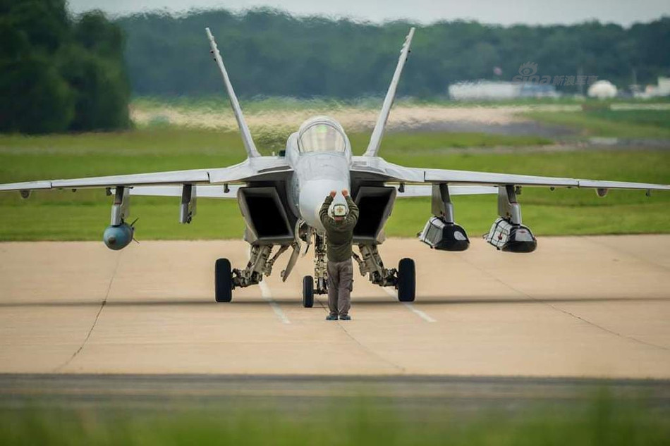 Thậm chí, tên lửa LRASM còn có khả năng tự né tránh các tổ hợp phòng không, đánh chặn của đối phương khi di chuyển, giúp nó tăng khả năng sống sót trước khi tiếp cận được tới mục tiêu. Nguồn ảnh: Sina.