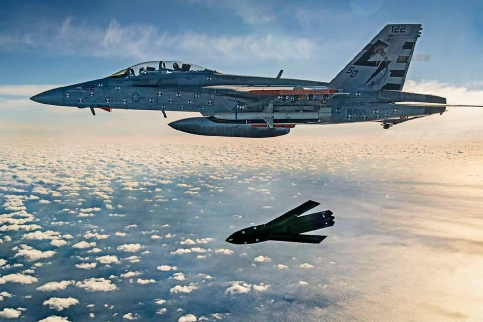 AGM-158C LRASM được thiết kế để có khả năng tự tìm kiếm mục tiêu và chống áp chế điện tử tốt hơn loại tên lửa chống hạm chủ lực của Mỹ thời điểm hiện tại đó là tên lửa Harpoon. Điểm đặc biệt của loại tên lửa này đó là nó có giá cực đắt, lên tới 3 triệu USD tương đương khoảng 72 tỷ đồng cho mỗi quả. Nguồn ảnh: Sina.