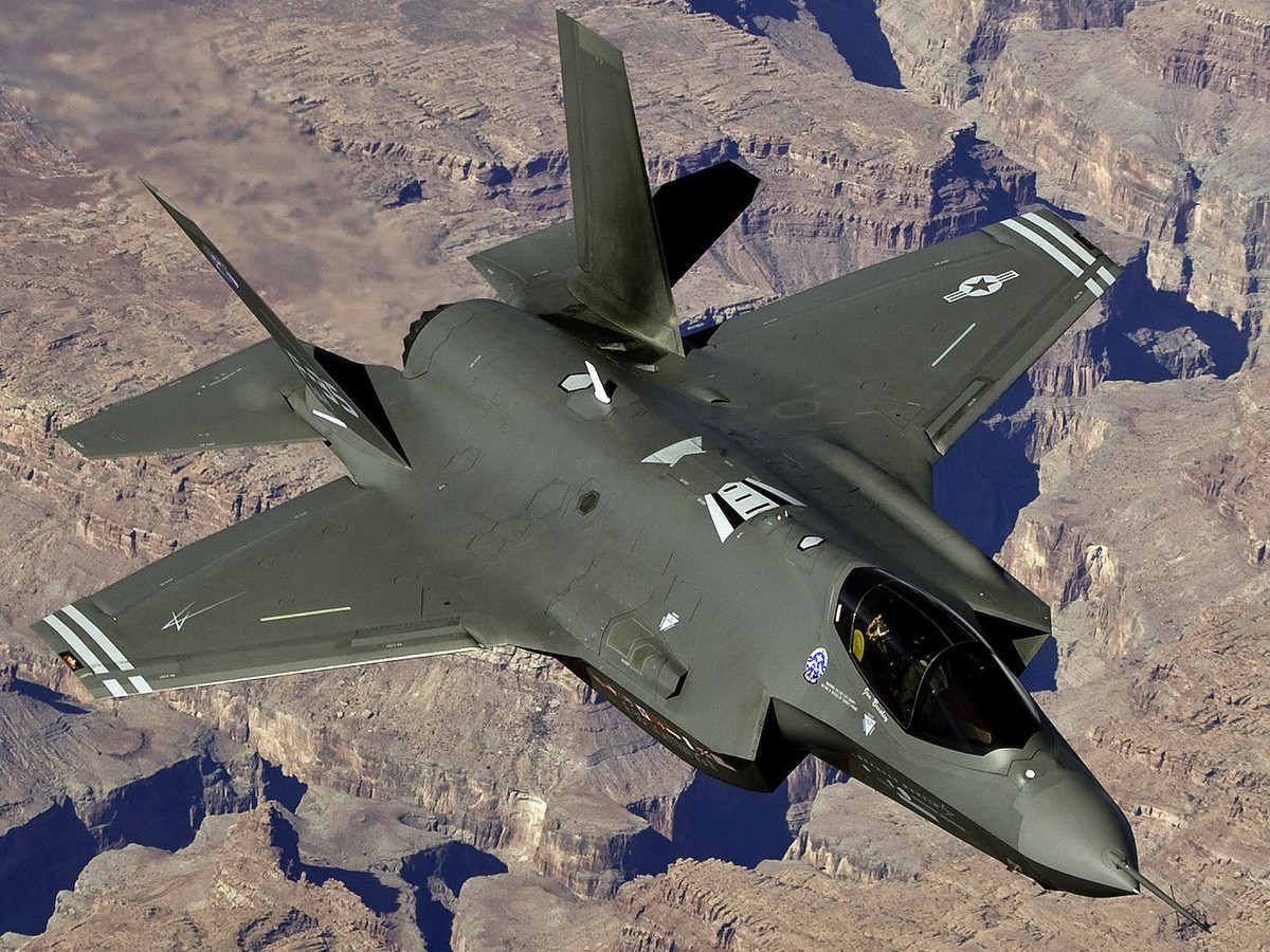 Hợp đồng mua F-35 với giá 6,5 ty USD đã phá kỷ lục của hợp đồng mua tên lửa Patriot hồi năm ngoái, trở thành hợp đồng mua vũ khí lớn nhất lịch sử mà Ba Lan từng ký kết. Nguồn ảnh: BI.