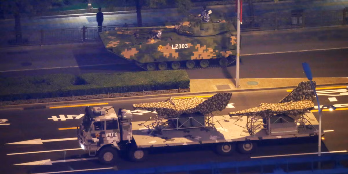 Giới quan sát cũng nhận định, Trung Quốc thừa hiểu khả năng làm nhiễu hình ảnh vệ tinh của Mỹ khi hai quốc gia này chính thức khai hoả vào nhau. Vậy nên máy bay không người lái DR-8 khi đó sẽ đóng vai trò thu thập thông tin, xác định đội hình và xác nhận tình trạng của các tàu sân bay Mỹ khi nó bị tấn công bởi các loại tên lửa DF-21D hay DF-26 của Trung Quốc. Nguồn ảnh: Sina.