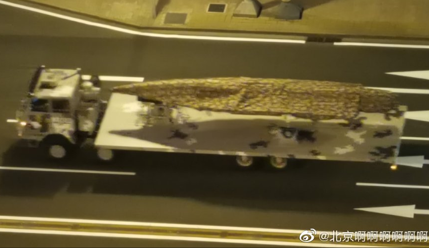 Loại máy bay không người lái mới vừa được Trung Quốc kéo vào Bắc Kinh để chuẩn bị cho cuộc duyệt binh mừng quốc khánh sắp tới được đồn đoán là loại DR-8 có tốc độ siêu âm. Nguồn ảnh: Sina.