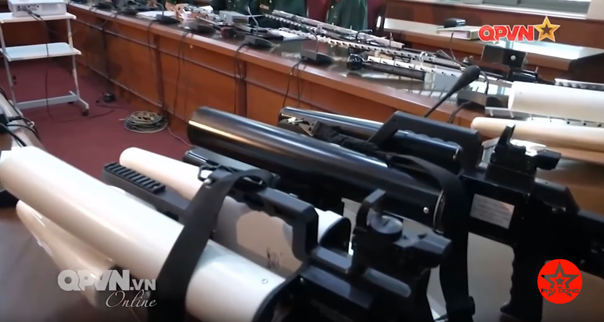 Thiết bị áp chế máy bay không người lái hoặc Flycam được mang định danh CA-18 là một loại thiết bị được nhóm nghiên cứu của bộ môn tác chiến điện tử, Học viện Kỹ thuật Quân sự nghiên cứu và chế tạo. Nguồn ảnh: QPVN.