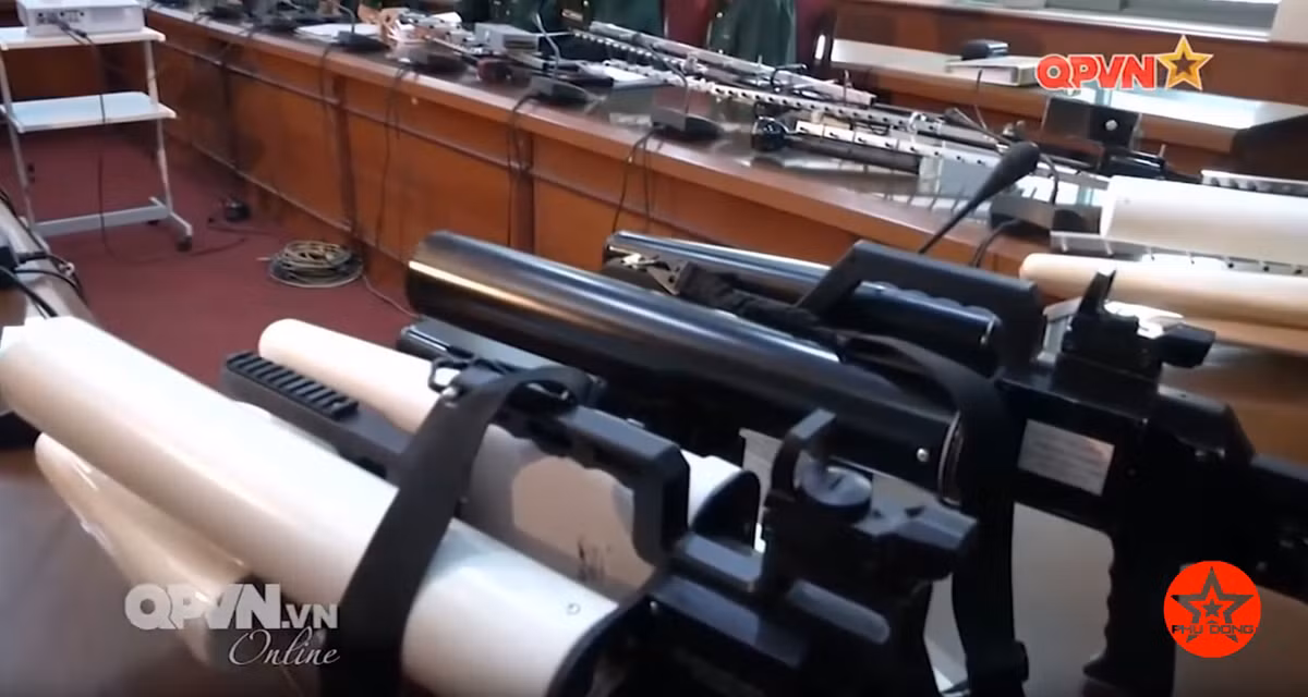 Thiết bị áp chế máy bay không người lái hoặc Flycam được mang định danh CA-18 là một loại thiết bị được nhóm nghiên cứu của bộ môn tác chiến điện tử, Học viện Kỹ thuật Quân sự nghiên cứu và chế tạo. Nguồn ảnh: QPVN.