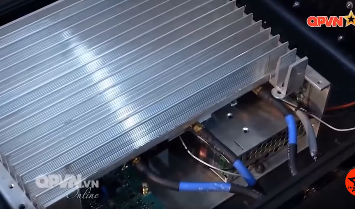 Đầu não của hệ thống được đặt trong một vali bằng nhựa tổng hợp với những rãnh tản nhiệt bằng lá nhôm và hệ thống quạt thông hơi giúp tổ hợp này "chạy tốt" trong điều kiện nắng nóng ở Việt Nam vào mùa hè. Nguồn ảnh: QPVN.