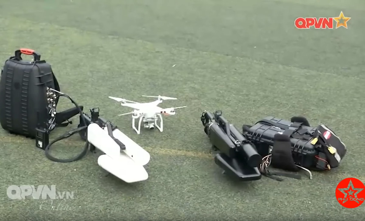Toàn bộ thiết bị này có khả năng áp chế, giảm tín hiệu điều khiển của flycam qua đó khiến nó bị "mất lái" và rơi xuống đất hoặc thu hẹp tầm hoạt động của flycam. Nguồn ảnh: QPVN.