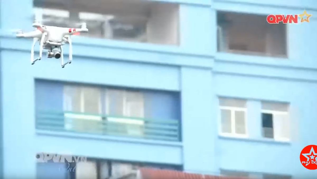 Các thiết bị flycam hiện đại ngày nay có giá rất rẻ, chỉ khoảng vài trăm cho tới 1000 USD và có tầm hoạt động rất xa, rất nguy hiểm khi được sử dụng vào mục đích tình báo, thu thập thông tin mật. Nguồn ảnh: QPVN.