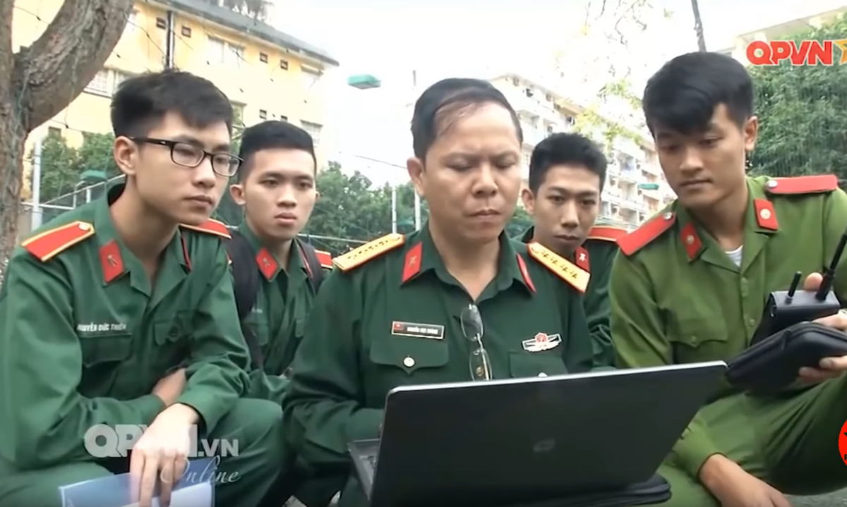 Các thiết bị điều khiển và phát tín hiệu trong hệ thống CA-18 tỏ ra rất gọn nhẹ, cơ động và dễ dàng lắp đặt, triển khai trong thời gian ngắn ở bất cứ đâu. Nguồn ảnh: QPVN.