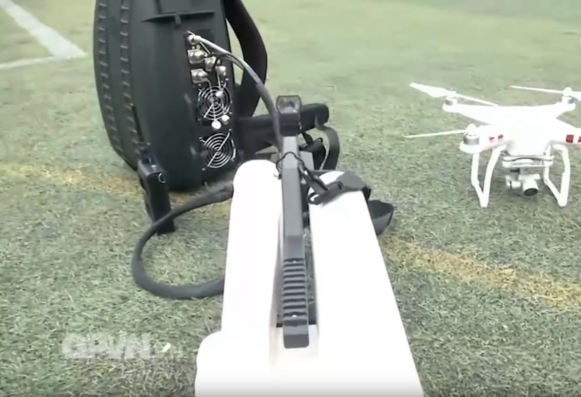 Thậm chí trong nhiều tình huống, thiết bị chế áp máy bay không người lái này còn có thể ép chiếc flycam hạ cánh nguyên vẹn hoặc buộc flycam bay ngược về vị trí xuất phát để phát hiện ra đối tượng điều khiển. Nguồn ảnh: QPVN.