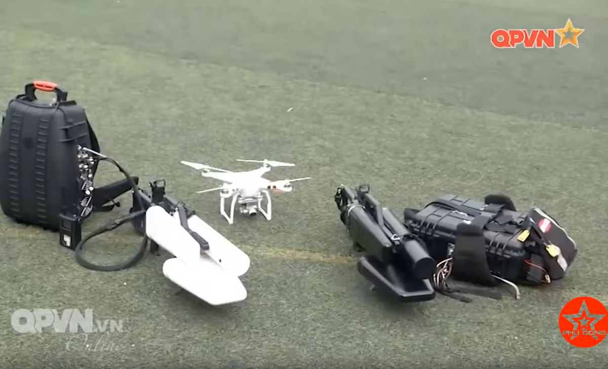 Toàn bộ thiết bị này có khả năng áp chế, giảm tín hiệu điều khiển của flycam qua đó khiến nó bị "mất lái" và rơi xuống đất hoặc thu hẹp tầm hoạt động của flycam. Nguồn ảnh: QPVN.