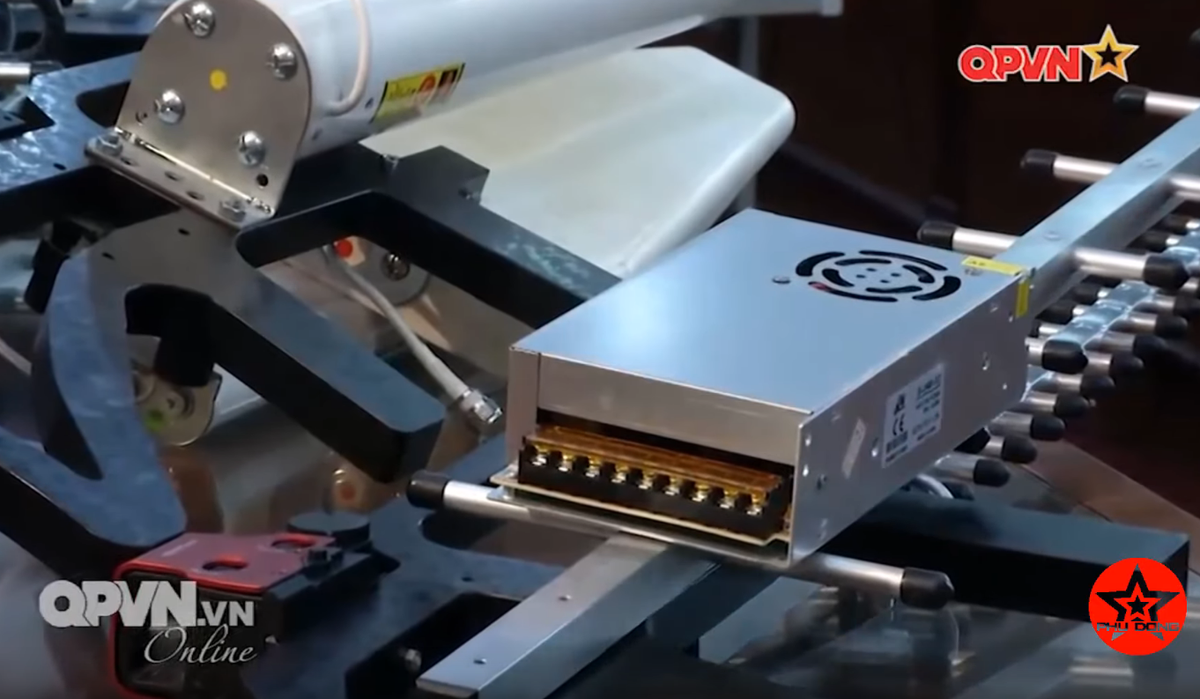 Hệ thống thu phát tín hiệu để phát hiện sự hoạt động của flycam hoặc sóng điều khiển flycam của tổ hợp CA-18 rất nhỏ gọn, được thiết kế để tối đa hoá khả năng cơ độn cho người lính. Nguồn ảnh: QPVN.