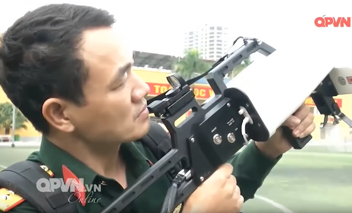 Trong một số hoàn cảnh, thiết bị này thậm chí có thể áp chế nhiều flycam cùng lúc khi các flycam này bay cùng một hướng với khoảng cách gần nhau. Nguồn ảnh: QPVN.