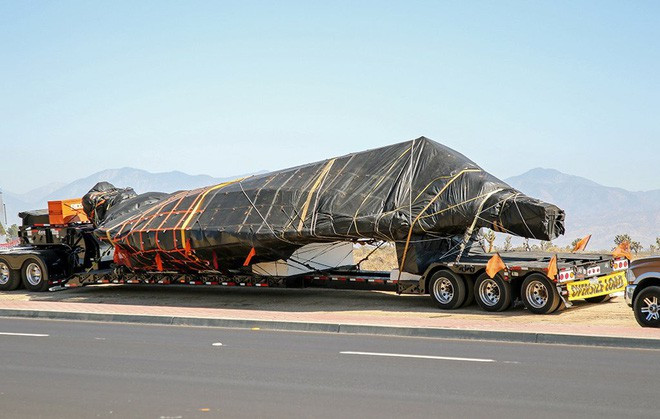 Ngày 16-8, F-117 Nighthawk (Chim ưng đêm) đã tái xuất hiện trước công chúng trong tình trạng tháo dỡ nửa chừng và bị kéo đi khắp miền Tây nước Mỹ bằng một xe đầu kéo.