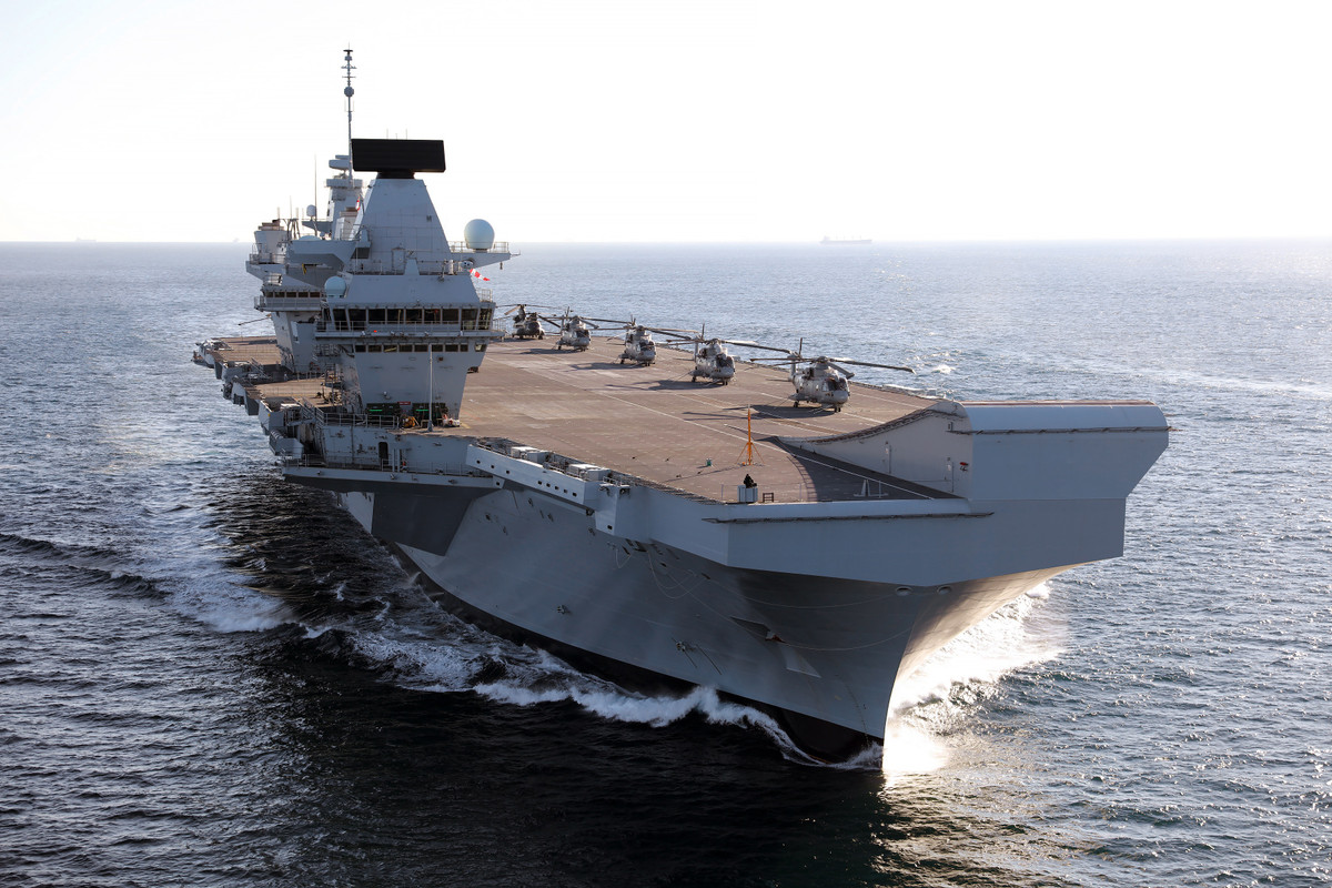 Giới quan sát nhận định, việc tàu sân bay HMS Queen Elizabeth được điều tới Biển Đông vào năm 2021 sẽ biến tàu sân bay đắt tiền nhất lịch sử Hải quân Anh trở thành cái gai trong mắt Trung Quốc. Nguồn ảnh: Royalnavy.