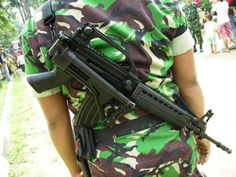 Cuối cùng là phiên bản Pandad SS2-V7 - xuất hiện hồi năm 2016 với khả năng gắn ống giảm thanh và được trang bị cho các lực lượng đặc nhiệm Indonesia. Khẩu Pandad SS2-V7 cũng sử dụng cỡ đạn đặc biệt, có tốc độ bay cận âm, chuyên sử dụng cho các chiến dịch đặc biệt khi người lính buộc phải nổ súng hạ gục mục tiêu nhưng không muốn gây tổn thương quá lớn đến tính mạng của đối phương. Nguồn ảnh: Wikicommons.