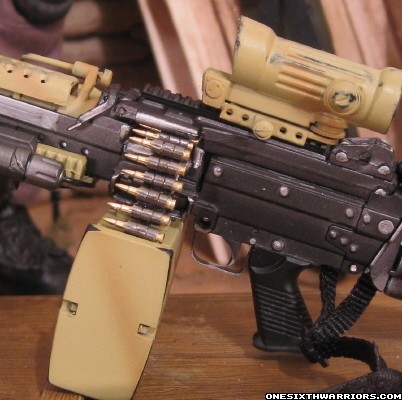 Ưu điểm đặc biệt của đạn 5,56mm đó là nó có trọng lượng nhẹ hơn. Với cùng một cân nặng, người lính mang theo đạn cỡ 5,56mm sẽ mang được nhiều đạn gấp rưỡi người lính mang đạn 7,62mm. Ưu điểm này cho phép binh lính sử dụng đạn cỡ 5,56mm chiến đấu dai dẳng được lâu hơn mà không cần phải được tiếp đạn thường xuyên như loại đạn 7,62mm. Nguồn ảnh: Onesix.