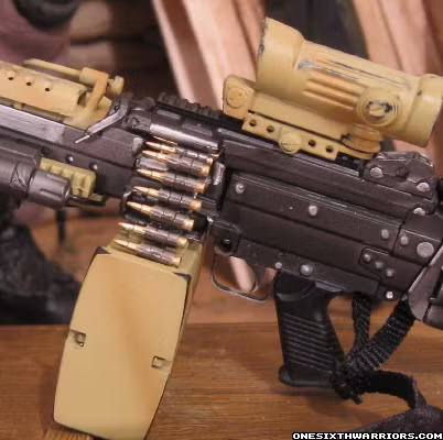 Ưu điểm đặc biệt của đạn 5,56mm đó là nó có trọng lượng nhẹ hơn. Với cùng một cân nặng, người lính mang theo đạn cỡ 5,56mm sẽ mang được nhiều đạn gấp rưỡi người lính mang đạn 7,62mm. Ưu điểm này cho phép binh lính sử dụng đạn cỡ 5,56mm chiến đấu dai dẳng được lâu hơn mà không cần phải được tiếp đạn thường xuyên như loại đạn 7,62mm. Nguồn ảnh: Onesix.