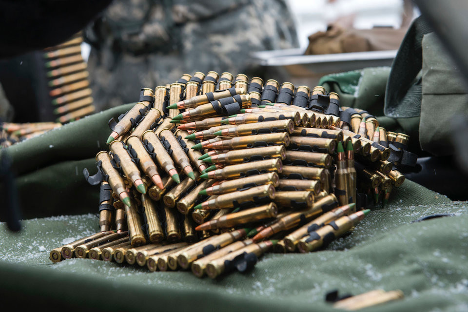 So với cỡ đạn 7,62 x 39mm chuẩn Liên Xô, viên đạn 5,56 x 45mm có kích thước nhỏ hơn hẳn, nhưng động năng của viên đạn lại không cao, mức công phá mục tiêu kém hơn và sát thương cũng kém hơn. Nguồn ảnh: Flickr.