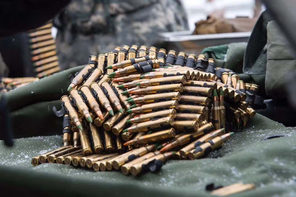 So với cỡ đạn 7,62 x 39mm chuẩn Liên Xô, viên đạn 5,56 x 45mm có kích thước nhỏ hơn hẳn, nhưng động năng của viên đạn lại không cao, mức công phá mục tiêu kém hơn và sát thương cũng kém hơn. Nguồn ảnh: Flickr.