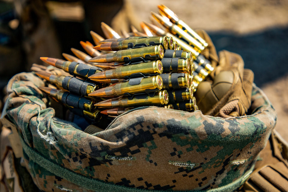 Bù lại, viên đạn nhỏ hơn giúp 5,56mm có tốc độ bay nhanh hơn, sơ tốc đầu nòng cao hơn, tốc độ bắn nhanh hơn, độ giật ít hơn và độ chụm của đạn tốt hơn nhiều so với viên đạn 7,62mm của Liên Xô. Nguồn ảnh: Flickr.