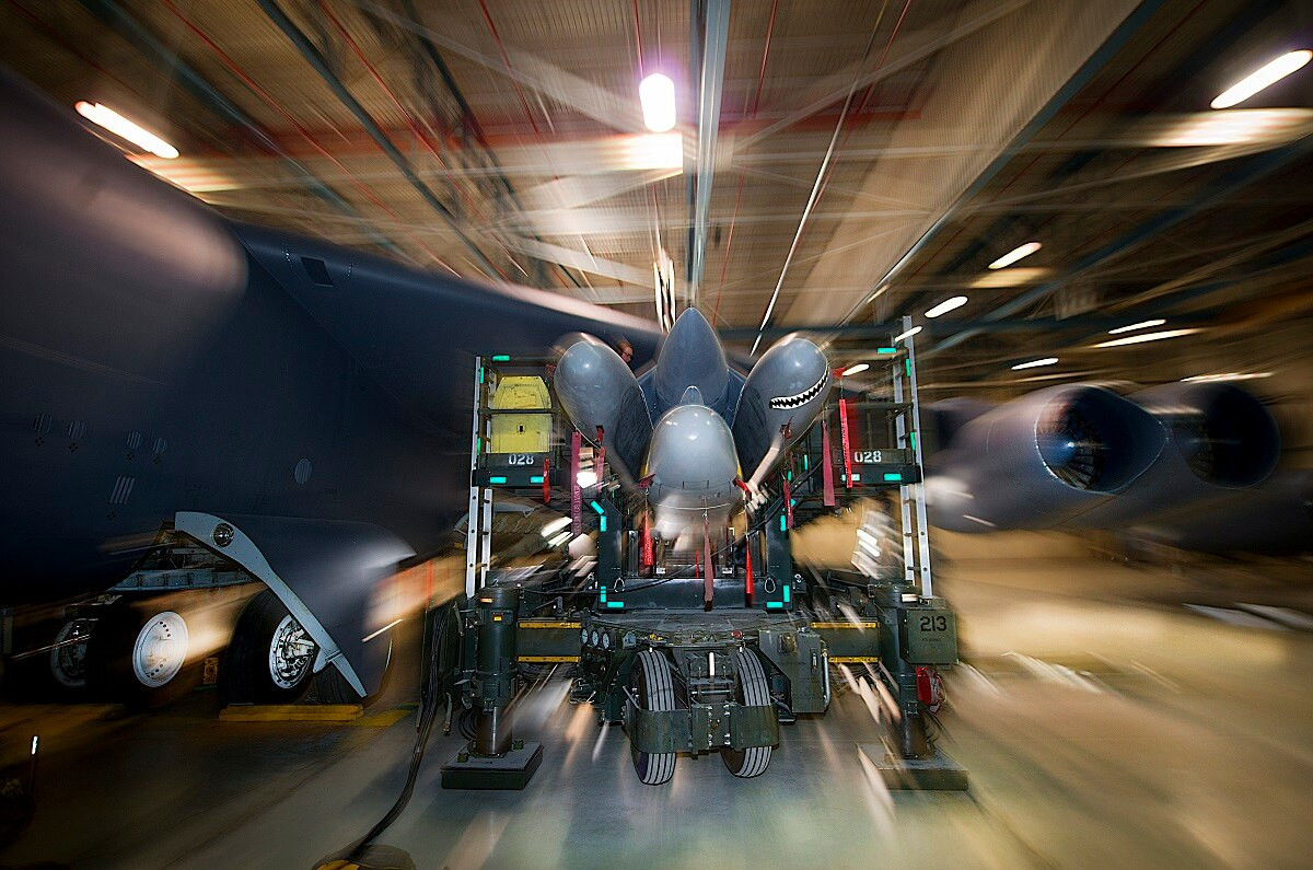 Dù đã là một thành viên của NATO từ năm 1952 và đã từng là tiền đồn chống Liên Xô của Mỹ nhưng Thổ Nhĩ Kỳ trong thời gian gần đây dường như đã "đổi phe" khi sẵn sàng mua những loại vũ khí mang tính chiến thuật cao của Nga như tên lửa S-400 bất chấp cấm vận của Mỹ. Nguồn ảnh: QQ.