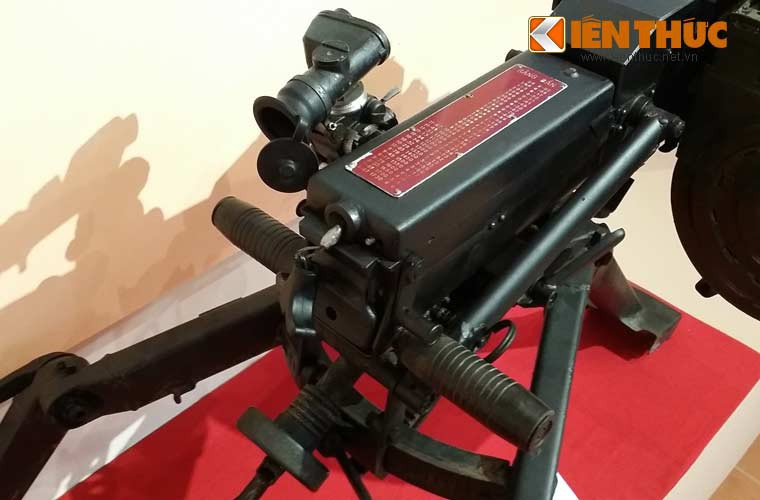 Trên chiến trường, thông thường mỗi khẩu AGS-17 sẽ cần ba người phục vụ trong đó có một xạ thủ, một quan sát viên và một người mang hoả lực thường làm nhiệm vụ bảo vệ và tải đạn.